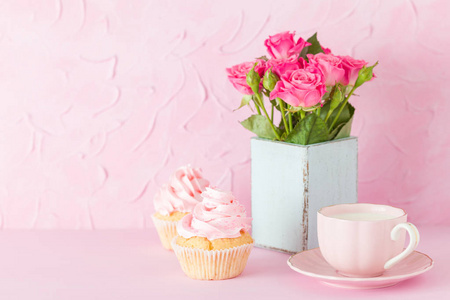 粉红色粉彩 horisontal 横幅与装饰的蛋糕, 杯咖啡与牛奶和花束的粉红色玫瑰