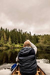 人独木舟在二条河湖在阿冈昆国家公园在加拿大安大略省在多云天