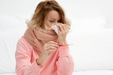患感冒, 感冒的妇女。喉咙痛和咳嗽