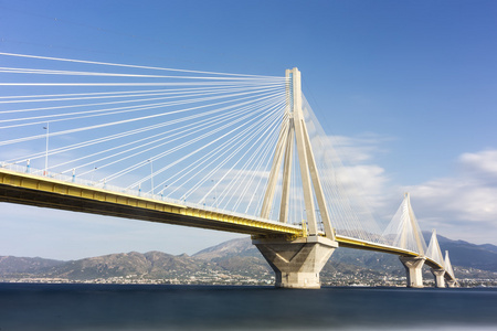 悬索桥跨越海峡，科林斯海湾希腊。是 w