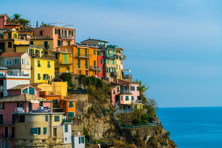 五颜六色的房子在 Manarola, 五渔村意大利