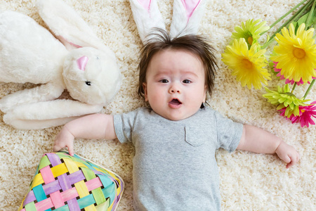婴儿男孩与兔子庆祝复活节