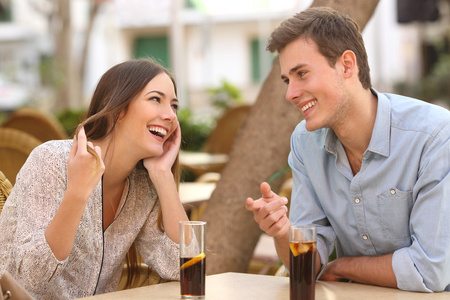 情侣约会和调情在一家餐馆图片