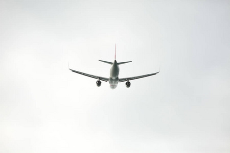 客机起飞向天空