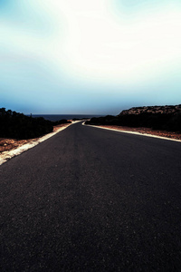 黑色沥青道路和蓝天