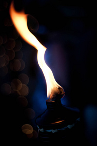 Tiki 火炬火焰在黑色的背景
