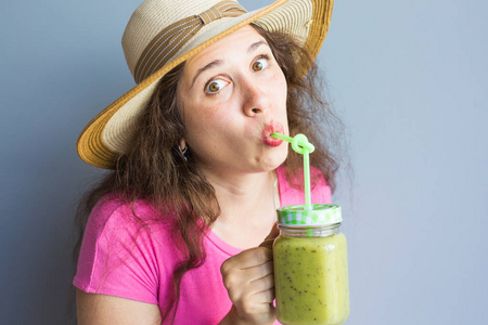 有机食品。健康饮食女人喝新鲜原料绿色排毒蔬菜汁。健康的生活方式，素食餐。喝奶昔。营养概念和饮食