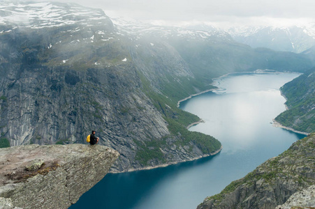 在挪威的 Trolltunga 是神话般的美丽