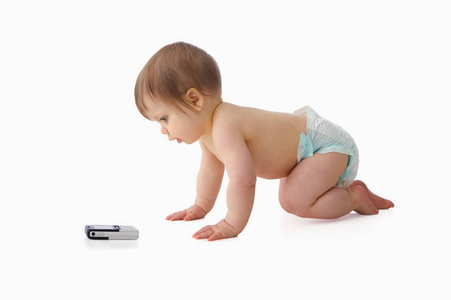 爬行的婴儿看着手机
