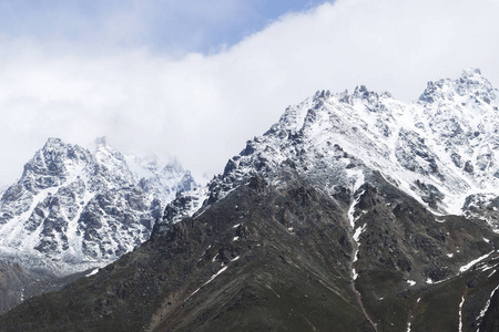 山的雪山峰