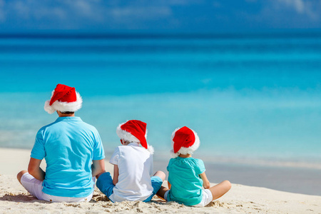 父亲与孩子们在海滩上圣诞