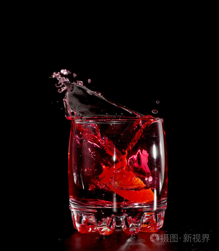 红色马提尼鸡尾酒溅