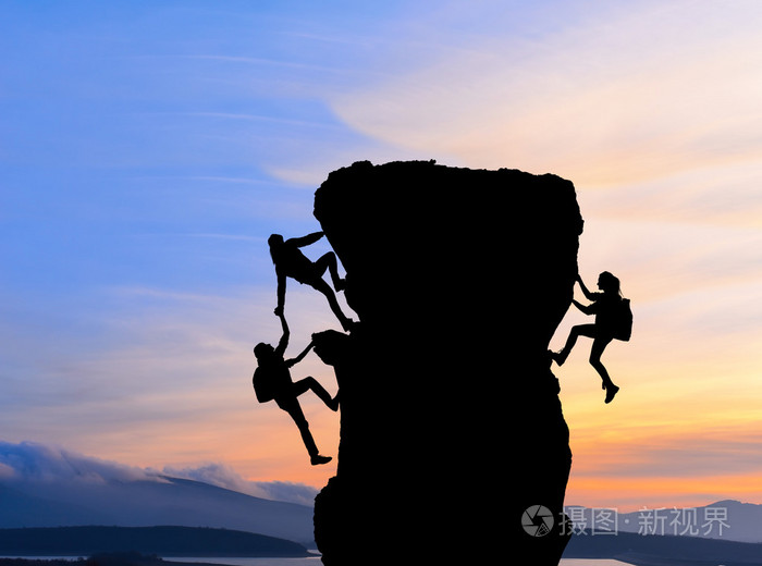 两个男人旅行联合工作团队在登山团队,美丽的日落景观互相帮助