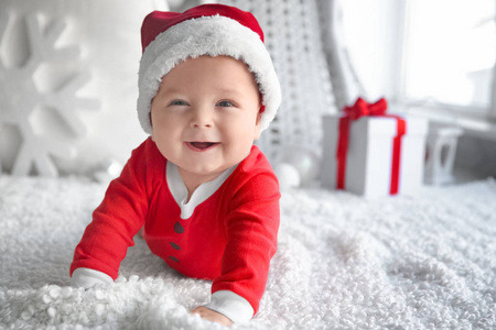 可爱的小婴孩在圣诞老人帽子在软的织品