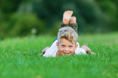 在草地上玩耍的小男孩