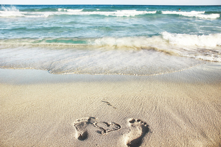 人类脚印在沙滩上