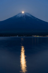 在湖 Yamanakako 富士山的山顶