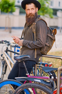 大胡子的时髦男带背包