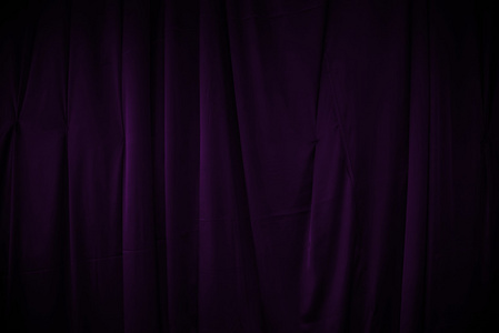 窗帘的暗紫色背景
