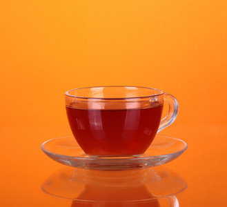 玻璃杯茶橙色背景