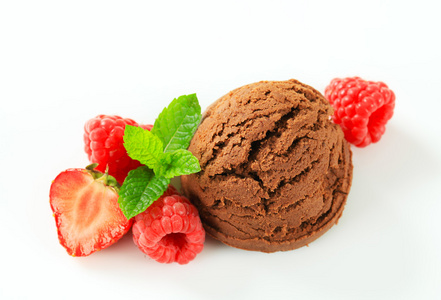巧克力冰淇淋的新鲜覆盆子
