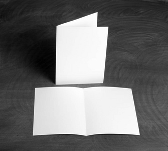 空白的白色黑色的黑板上折叠纸传单