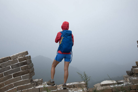 年轻女子徒步旅行者享受视图