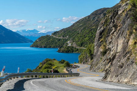 沿山悬崖和湖蜿蜒的道路