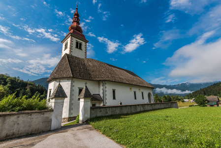 Bitnje Cerkev 在斯洛文尼亚 Triglav 公园在夏季的一天