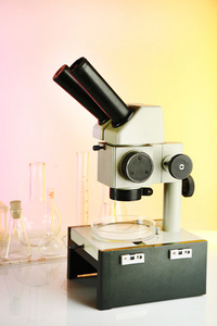 试管和显微镜在明亮的背景