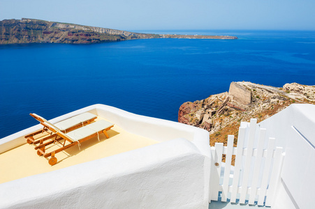 在酒店的露台上日光浴浴床。希腊圣托里尼岛