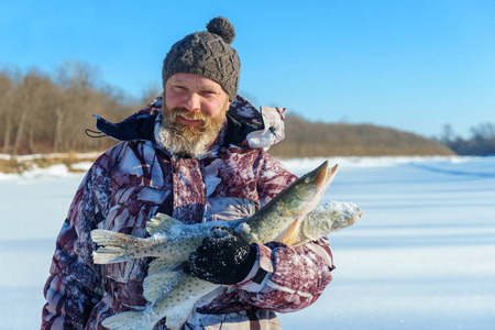 有胡子的人是控股冷冻鱼后成功冬季捕鱼在冷阳光灿烂的日子
