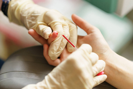 医疗护士戴着乳胶手套采取患者的血液分析