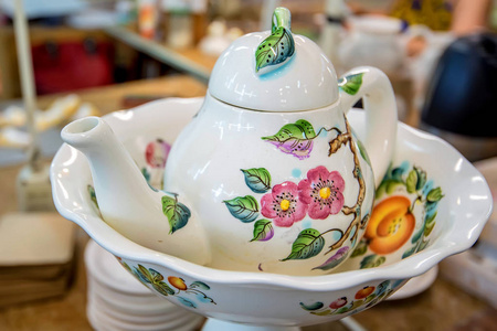 美丽的代尔夫特茶壶与花鸟画图片