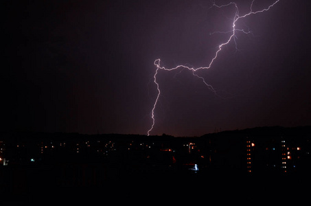 在城市夜间闪电雷雨