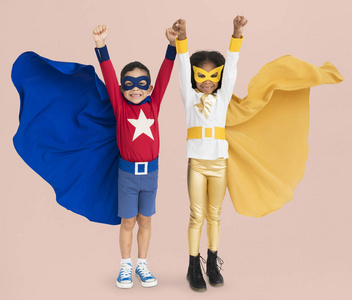 孩子们在超级英雄的服装