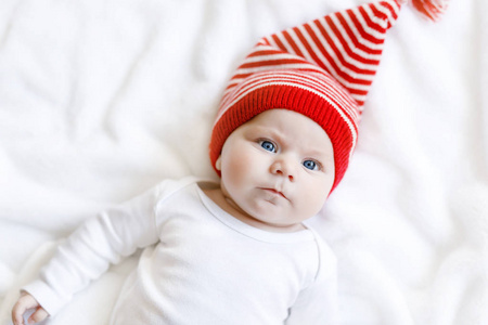 圣诞可爱可爱的宝宝儿童冬帽白色背景上