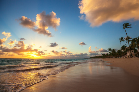 天堂的热带岛屿海滩，日出拍摄的风景