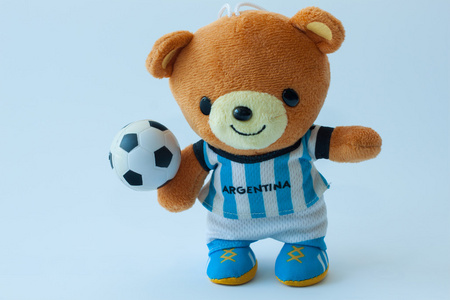 娃娃熊踢足球