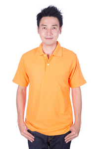 孤立在白色背景上的橙色马球衬衫的男人