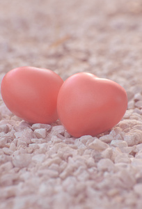 红色的心，在爱中与白色的石背景情人节那天