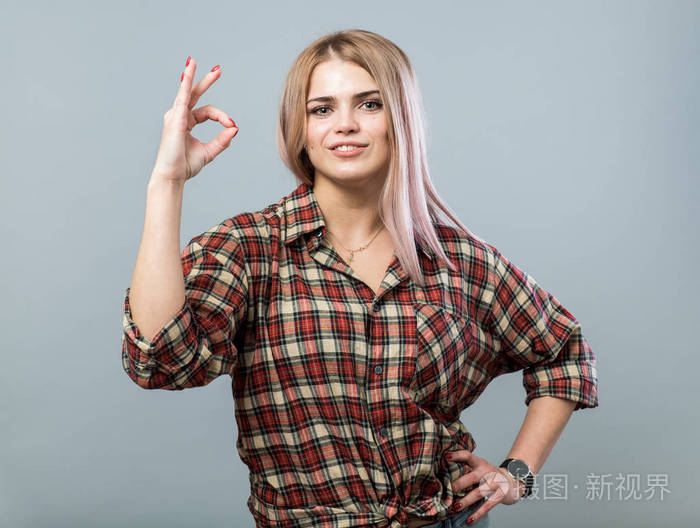 可爱的小女孩 ok 的手势