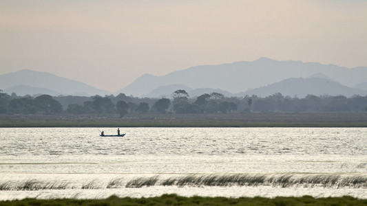 日出在阿鲁加姆湾 lagoo，斯里兰卡