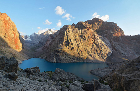 山水的美丽岩石风扇在塔吉克斯坦的同种异体湖