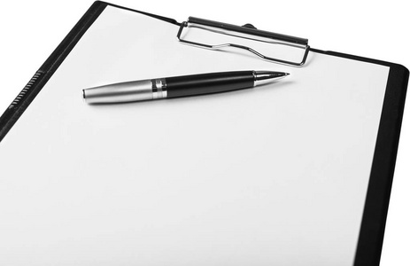 空白的螺旋笔记本和钢笔在白色桌