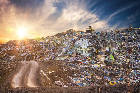 污染的概念。垃圾桩在垃圾场或垃圾填埋场在太阳