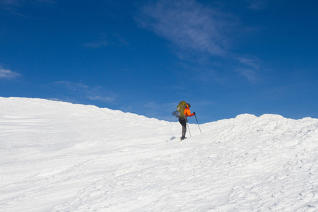 在山里徒步旅行带着背包和帐篷雪的冬天