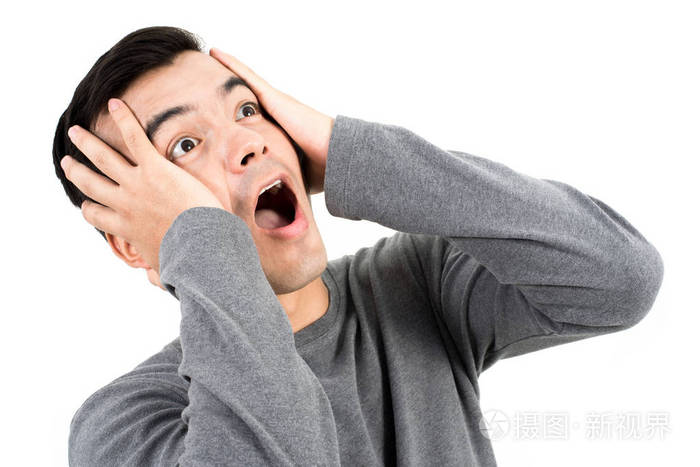 表示吃惊的表情用一只手在他头上的年轻人