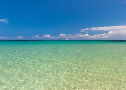 海滩上的热带岛屿。湛蓝清澈的海水和天空