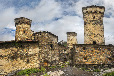 防御塔和石头房子在村子里 Ushguli 上, 斯瓦涅季，格鲁吉亚